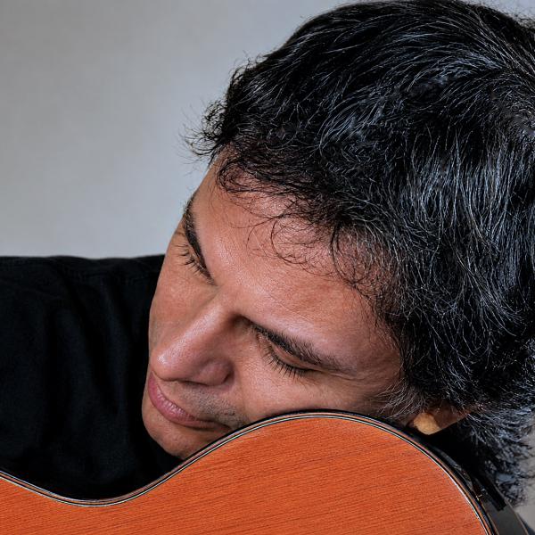 Andrés listens to the guitar